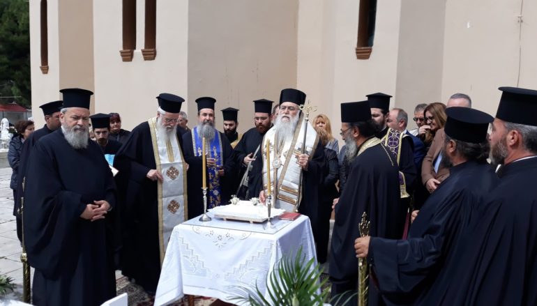 Τρισάγιο από τον Μητροπολίτη Περιστερίου στον προκάτοχό του κυρό Αλέξανδρο