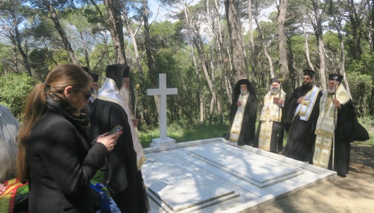 Πολυαρχιερατικό Τρισάγιο στους Βασιλικούς τάφους στο Τατόι