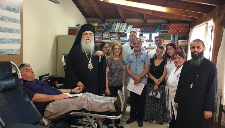Ο Μητροπολίτης Περιστερίου Κλήμης σε εθελοντική αιμοδοσία