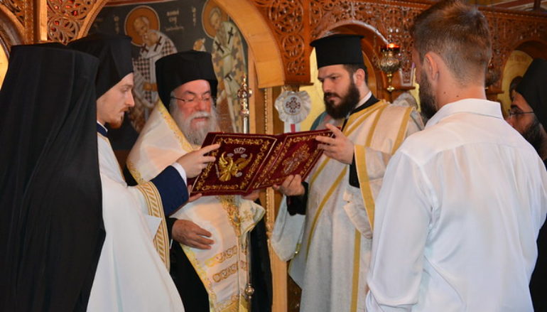 Κουρά Μοναχού από τον Μητροπολίτη Ελευθερουπόλεως