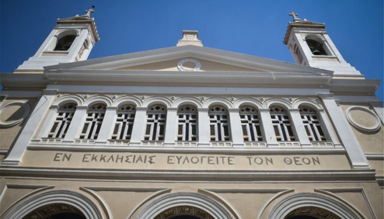 Έπεσε ο σταυρός του Ι. Ναού Αγίας Ειρήνης στην Αιόλου
