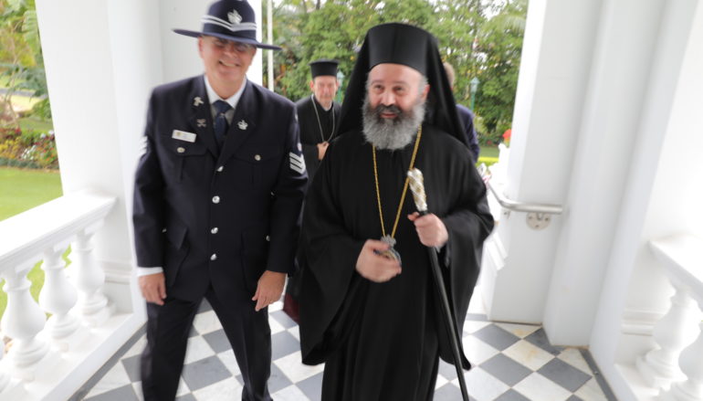 Ο Αρχιεπίσκοπος Αυστραλίας Μακάριος στον εκπρόσωπο της Βασιλίσσης