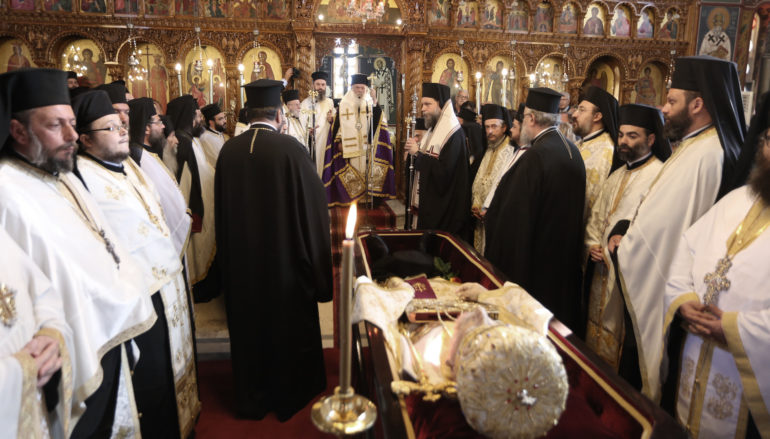 Η Eξόδιος Aκολουθία του Mητροπολίτη πρώην Περιστερίου Χρυσοστόμου