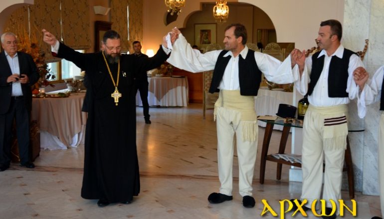 Ο Αρχιμ. Σπυρίδων Κατραμάδος έσυρε παραδοσιακά το χορό