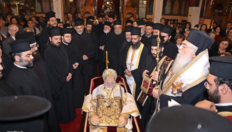 Σε λαϊκό προσκύνημα το σκήνωμα του μακαριστού πρώην Μητροπολίτη Περιστερίου