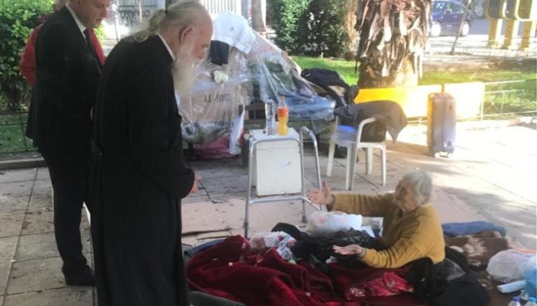 Ο Αρχιεπίσκοπος συνάντησε ζευγάρι άστεγων ηλικιωμένων στον Κεραμεικό