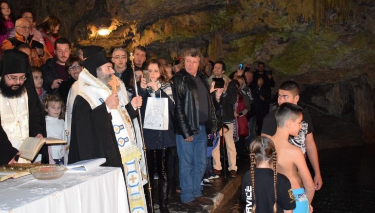 Ο Αγιασμός των Υδάτων στα Σπήλαια Διρού Μάνης