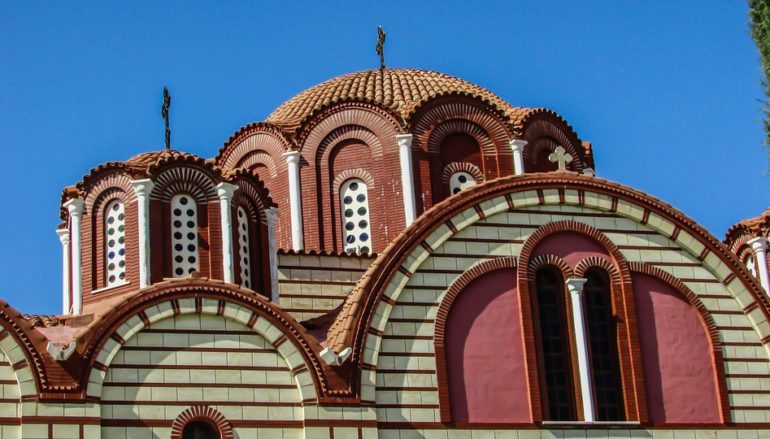 Ψάλτης θετικός στον κορωνοϊό και σε καραντίνα δύο ιερείς στην Κύπρο
