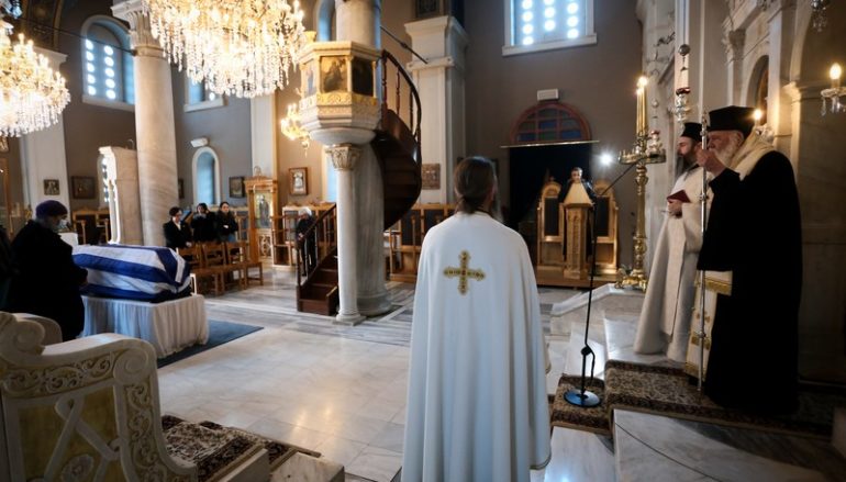 Ο Αρχιεπίσκοπος στην Eξόδιο Ακολουθία του Μανώλη Γλέζου