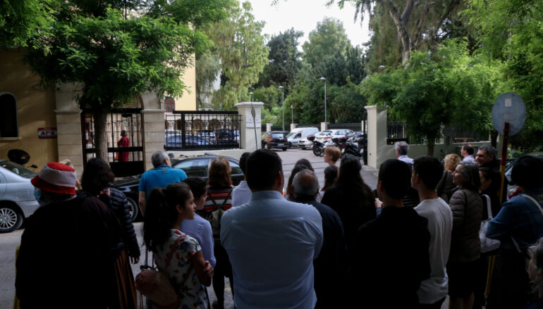 Διαμαρτυρίες πιστών έξω από το Συνοδικό Μέγαρο