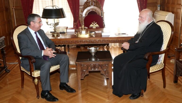 Στον Αρχιεπίσκοπο ο Υφυπουργός Ανάπτυξης Ιωάννης Τσακίρης
