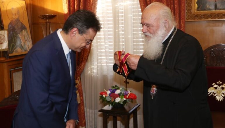 Η ανώτατη τιμητική διάκριση της Αρχιεπισκοπής στον Διευθύνοντα Σύμβουλο της Eurobank