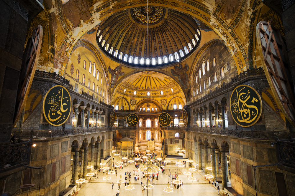 Χυδαία ανάρτηση Τούρκου ιστορικού: “Δεν μπορεί ένα τζαμί να κοσμείται από πόρνες”