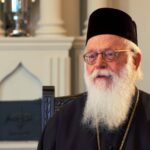Αλβανίας: “Ας φοράμε προσεκτικά τη μάσκα, αποφεύγοντας τις μάσκες της υποκρισίας”