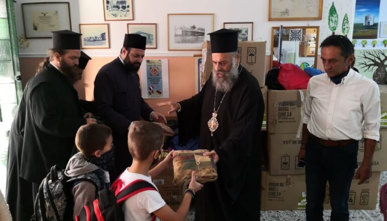 Διανομή γραφικής ύλης σε μαθητές από τον Μητροπολίτη Θεσσαλιώτιδος