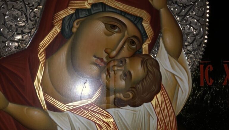 Συνεχίζει να δακρυρροεί η Εικόνα της Παναγίας της Παρηγορητρίας στο Βύρωνα