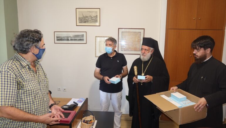 Προσφορά μετωπικών θερμομέτρων από την Ι. Μ. Σύρου σε σχολεία