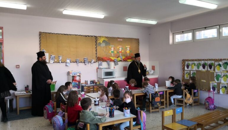 Διανομή γραφικής ύλης σε πλημμυροπαθείς μαθητές της Καρδίτσας