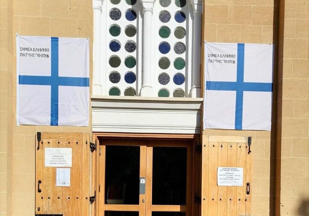 Η σημαία των Κυπρίων του 1821 κυματίζει στους Ναούς της Κύπρου