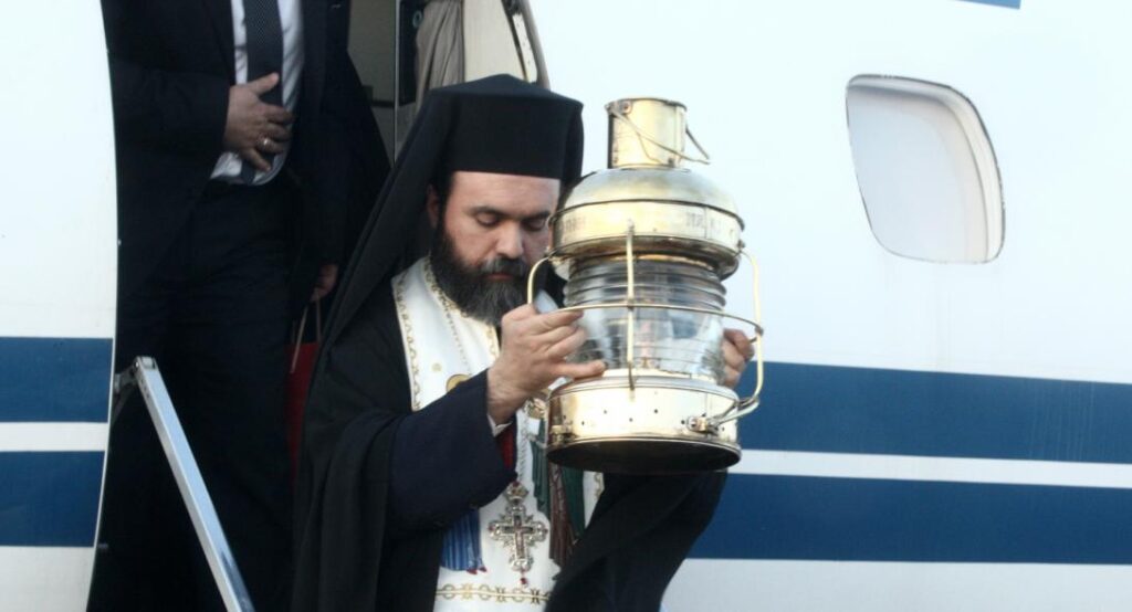 Πώς θα γίνει φέτος η μεταφορά του Αγίου Φωτός από τον Πανάγιο Τάφο;