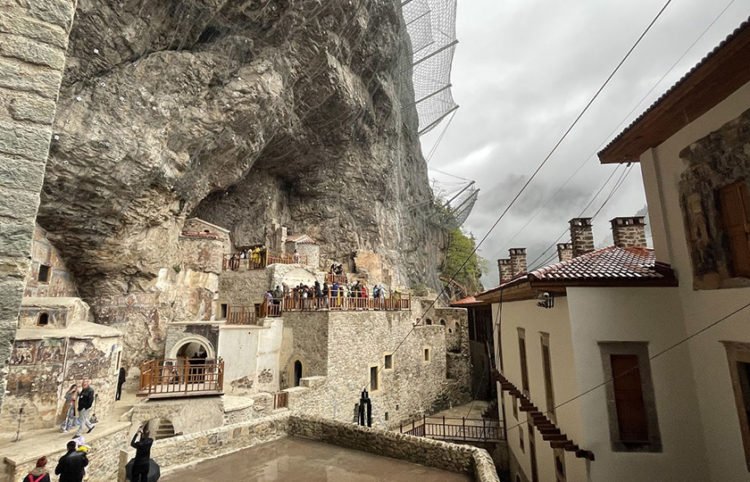 Άνοιξε η Παναγία Σουμελά στον Πόντο, μετά από 6 χρόνια – 5.000 επισκέπτες σε δύο ημέρες