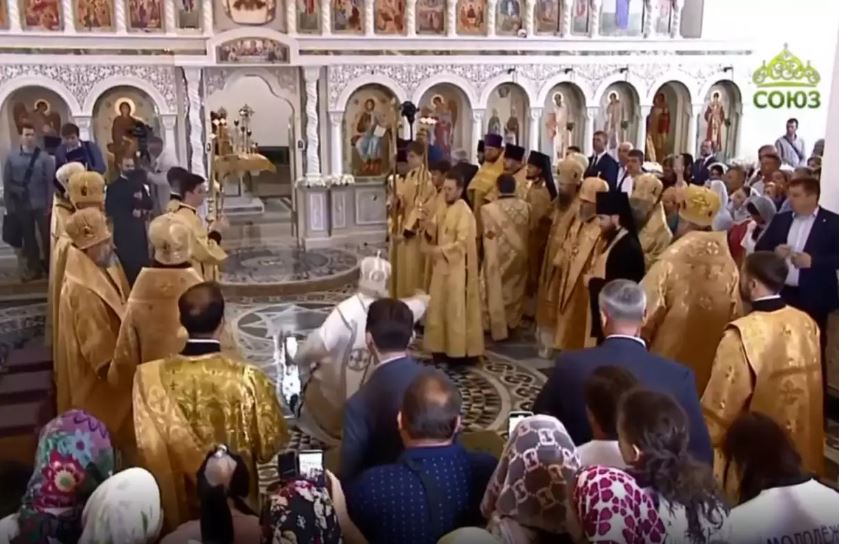 Πατριάρχης Μόσχας: Ατύχημα την ώρα της λειτουργίας – Γλίστρησε και έπεσε στο δάπεδο
