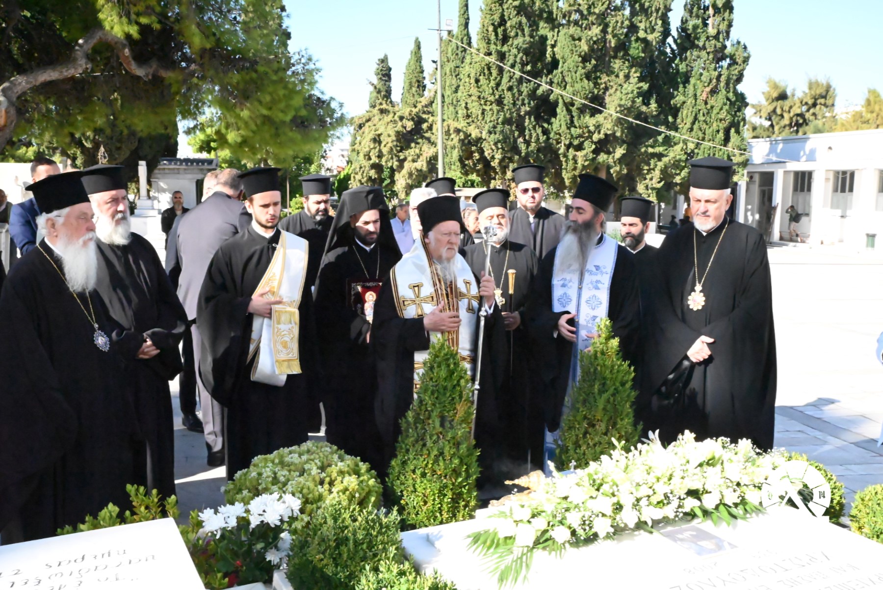 Πατριαρχικό Τρισάγιο στους τάφους Αρχιεπισκόπου Χριστοδούλου και Γέροντος Περγάμου
