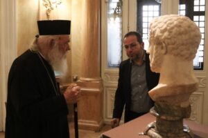 Ο Αρχιεπίσκοπος στο Μουσείο Κυκλαδικής Τέχνης για την Έκθεση «Χαιρώνεια»