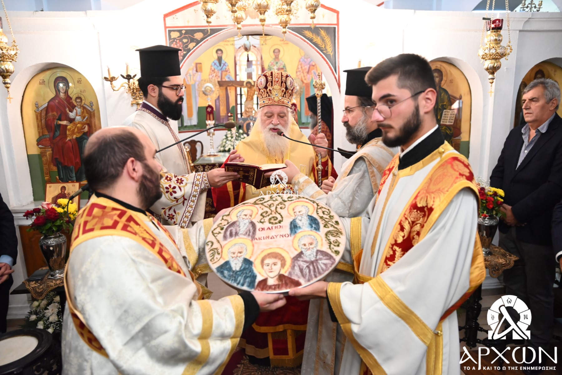 Περίλαμπρη η Θεία Λειτουργία στον Ι. Ν. Αγίων Ακινδύνων