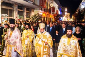 Πλήθος πιστών στην Ακολουθία του Επιταφίου στην Καλαμάτα