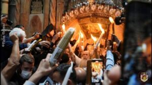 Εν αναμονή του Αγίου Φωτός όλη η χώρα