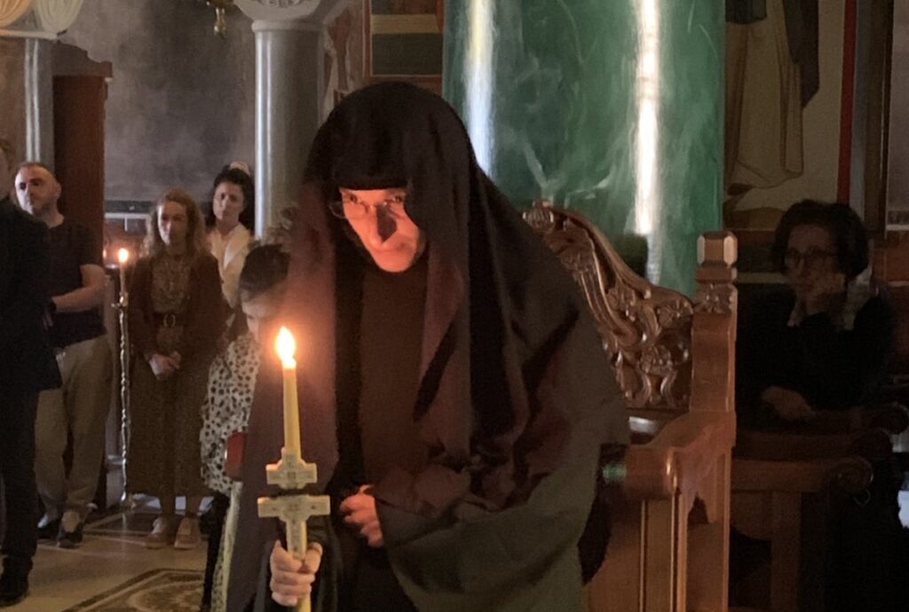 Κουρά Μοναχής από τον Μητροπολίτη Εδέσσης