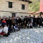 Ὁ Μητροπολίτης Φθιώτιδος μέ μαθητές τοῦ Ἐκκλησιαστικοῦ Σχολείου Λαμίας στὴν Καστοριά