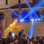 Γαλάτσι: Rave πάρτι του δήμου Αθηναίων στα σκαλιά εκκλησίας με DJ και φωτορυθμικά