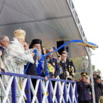 Ο Καθαγιασμός των υδάτων από τον Αρχιεπίσκοπο στο λιμάνι του Πειραιά