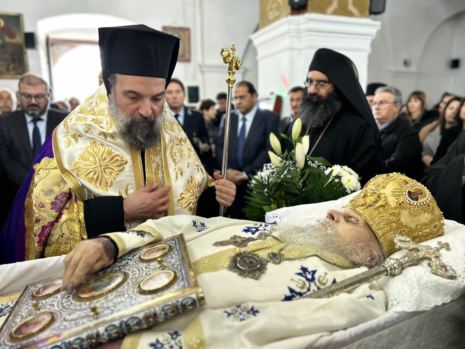 Το “ύστατο χαίρε” στον Μητροπολίτη πρώην Θήρας Επιφάνιο