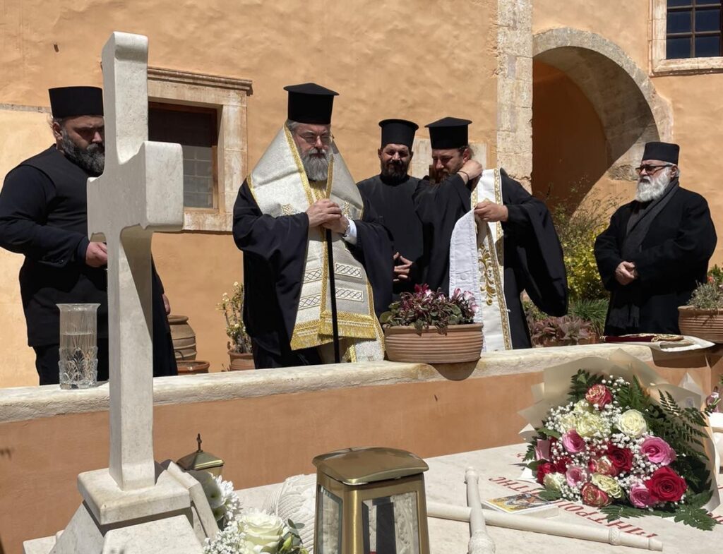 Τρισάγιο από τον Μητροπολίτη Κυδωνίας στον προκάτοχό του Δαμασκηνό