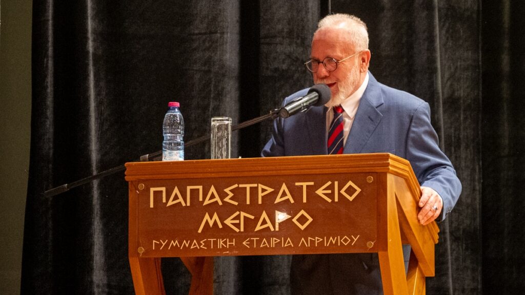 Πλημμύρισε το Παπαστράτειο Μέγαρο Αγρινίου από τις “άηχες σιωπές” του Γιώργου Βασιλείου