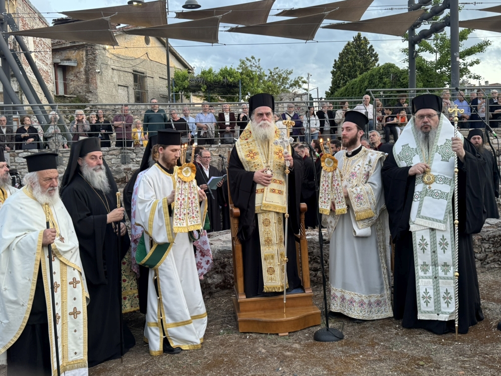 Ο υπαίθριος προεόρτιος Εσπερινός στην Αρχαία Βασιλική του Αγίου Αχιλλίου στη Λάρισα