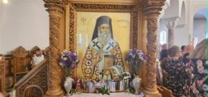 Ο Μάνης με ομάδα επιστημόνων προσκυνητής στη Χρυσολεόντισσα και στον Άγιο Νεκτάριο στην Αίγινα