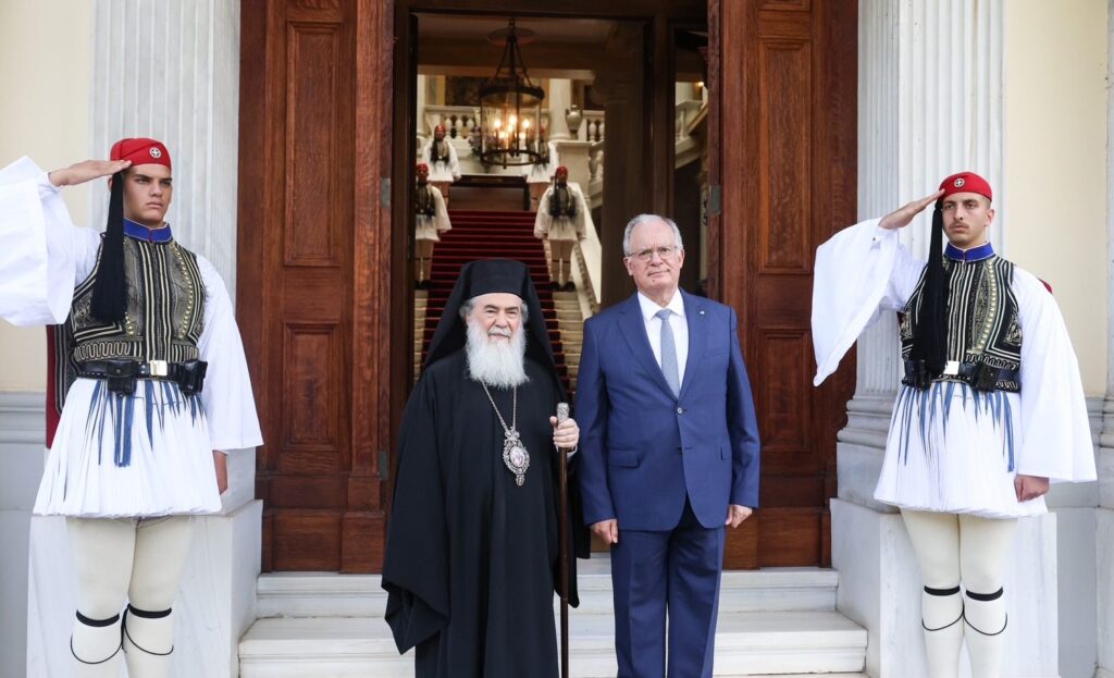 Συνάντηση του Προέδρου της Δημοκρατίας με τον Πατριάρχη Ιεροσολύμων και επίδοση παρασήμων