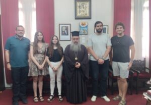 Φοιτητές της Φιλοσοφικής Αθηνών στον Μητροπολίτη Χίου