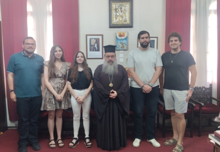 Φοιτητές της Φιλοσοφικής Αθηνών στον Μητροπολίτη Χίου