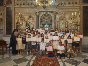 “Μὲ καθαρὲς καὶ ἄσπιλες ψυχές”: Ἡ νεολαία τῆς Χίου ἔψαλε τὴν Πρώτη Παράκληση στὴν Παναγία