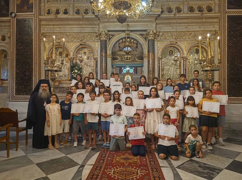 “Μὲ καθαρὲς καὶ ἄσπιλες ψυχές”: Ἡ νεολαία τῆς Χίου ἔψαλε τὴν Πρώτη Παράκληση στὴν Παναγία