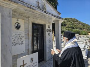 Τρισάγιο στόν τάφο τοῦ Γυθειάτη πρ. Μητροπολίτου Κεφαλληνίας Προκοπίου