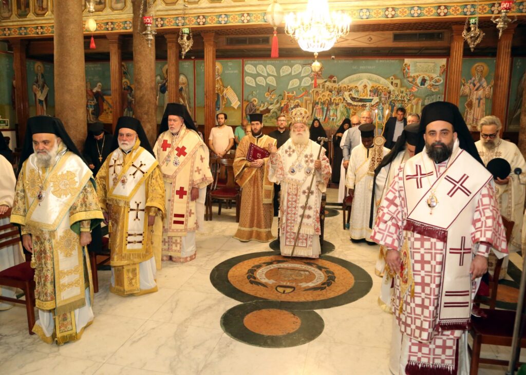 Κάτω από τη σκιά του Τιμίου Σταυρού, η Αλεξάνδρεια ενώνει