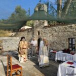 Ο Μητροπολίτης Μάνης τέλεσε Θ. Λειτουργία στό καμμένο ἐξωκκλήσιο Ἁγ. Ἰωάννου στά «Ἀλεξιάνικα»