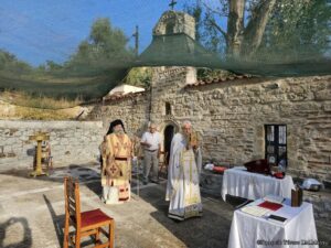 Ο Μητροπολίτης Μάνης τέλεσε Θ. Λειτουργία στό καμμένο ἐξωκκλήσιο Ἁγ. Ἰωάννου στά «Ἀλεξιάνικα»